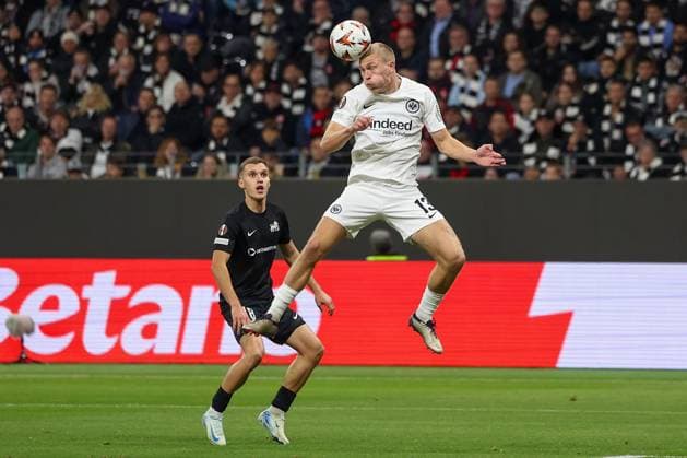 2024 10 24 UEFA Europa League phase Matchday 3 Eintracht Frankfurt Rigas FS v l , Dmitrijs Zelenkovs Rigas FS , Rasmus Kristensen Eintracht Frankfurt Kopfball, Kopfballduell DFL DFB REGULATIONS PROHIBIT ANY USE OF PHOTOGRAPHS as IMAGE SEQUENCES and or QUASI VIDEO Copyright: JoaquimxFerreira