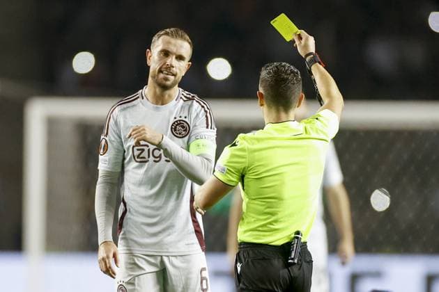 BAKOE, 24-10-2024, Tofiq Bahramov Stadium , season 2024 2025 , Europa League match between FK Qarabag and Ajax . Referee Nicholas Walsh shows yellow card Ajax player Jordan Henderson Qarabag - Ajax  x26552902x Copyright: