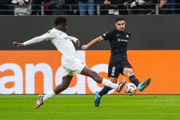 Eric Junior Dina Ebimbe Eintracht Frankfurt, 26 blocks the cross from Lasha Odisharia Riga FS, 08 Frankfurt 24 10 2024 Eintracht Frankfurt va Riga FS, Deutsche Bank Park, UEFA Europa League