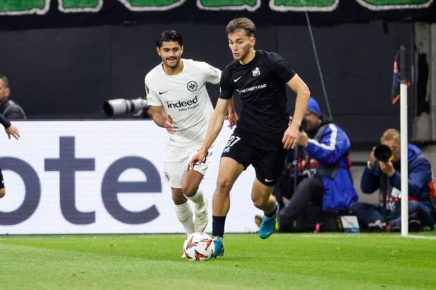 Mahmoud Dahoud Eintracht Frankfurt, 18 and Adam Markhiyev Rigas Futbola Skola, 27 in running duel , Soccer, UEFA Europa League, Matchday 3, 2024 2025, Eintracht Frankfurt vs Rigas Futbola Skola, 24 10 2024, Frankfurt Stadion, Frankfurt am Main, Germany Frankfurt am Main Frankfurt Stadion Hessen Germany Copyright: xGrantxHubbsx