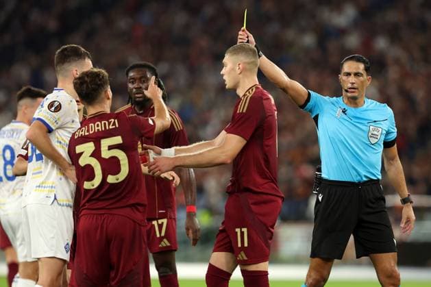 Rome, Italy 24.10.2024: referee extract yellow card during the Uefa Europa League 2024-2025, day 3, football match between AS Roma vs Dynamo Kiev at Olympic Stadium in Rome.  Copyright: xMarcoxIacobucci IPAxSportx xipa-x xx IPA_50917752 IPA_Agency_IPA50917752