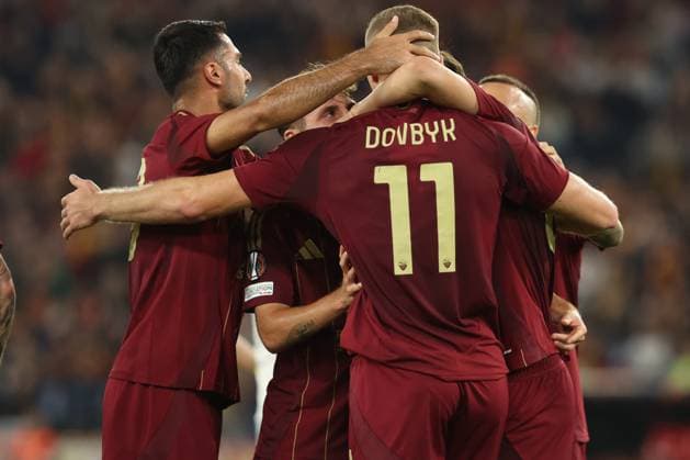 Rome, Italy 24.10.2024: Artem Dovbyk of Roma score the goal penalty and celebrate with the team during the Uefa Europa League 2024-2025, day 3, football match between AS Roma vs Dynamo Kiev at Olympic Stadium in Rome.  Copyright: xMarcoxIacobucci IPAxSportx xipa-x xx IPA_50917765 IPA_Agency_IPA50917765