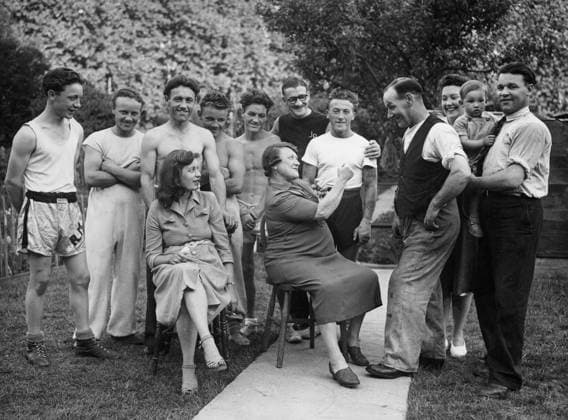 Orig. caption... PROUD MOTHER OF BRITAIN S FIGHTING FAMILY 11-8-49 IMP Photo shows: Britain s fighting family, the McMurdies, photographed with their father, himself a veteran boxer, and their mother. seven of her eight sons have taken up boxing as a career and three have already been signed as professionals. Note Brothers Smiling Siblings Clenched Fist CD474 sites: UNITED KINGDOM sp_sw x5600x *** Orig caption PROUD MOTHER OF BRITAIN S FIGHTING FAMILY 11 8 49 IMP Photo shows Britain s fighting family, the McMurdies, photographed with their father, himself a veteran boxer, and their mother seven of her eight sons have taken up boxing as a career and three have already been signed as professionals Note Brothers Smiling Siblings Clenched Fis  Copyright: xx A BIG BOXING FAMILY xx *** Orig caption PROUD MOTHER OF BRITAIN S FIGHTING FAMILY 11 8 49 IMP Photo shows Britain s fighting family, the McMurdies, photographed with their father, himself a veteran boxer, and their mother seven of her eight sons have taken up boxing as a career and three have already been signed as professionals Note Brothers Smiling Siblings Clenched Fist CD474 sites UNITED KINGDOM sp sw x5600x Orig caption PROUD MOTHER OF BRITAIN S FIGHTING FAMILY 11 8 49 IMP Photo shows Britain s fighting family, the McMurdies, photographed with their father, himself a veteran boxer, and their mother seven of her eight sons have taken up boxing as a career and three have already been signed as professionals Note Brothers Smiling Siblings Clenched Fis  Copyright xx A BIG BOXING FAMILY xx  Copyright: xIMAGOx imago images 0769104216