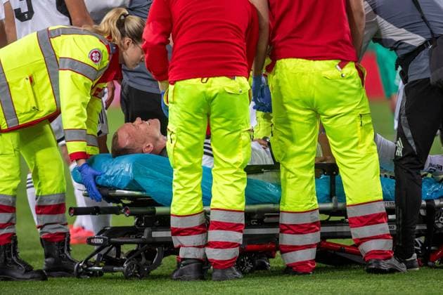 Sport Themen der Woche KW43 SOCCER - UEFA ECL, Rapid vs Noah VIENNA,AUSTRIA,24.OCT.24 - SOCCER - UEFA Conference League, SK Rapid Wien vs FC Noah Yerevan. Image shows Gudmundur Thorarinsson (Noah) with paramedics.  GEPAxpictures xPhilippxBrem