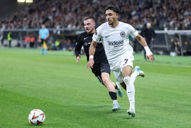 Eintracht Frankfurt FC Rigas FS, UEFA Europa League Omar Marmoush Eintracht Frankfurt, 7 has asserted himself on the left wing against Roberts Savalnieks Riga, 11 during the league phase of the UEFA Europa League between Eintracht Frankfurt and FC Rigas FS on October 24, 2024 at Deutsche Bank Park in Frankfurt am Main , Frankfurt am Main Hessen Germany Deutsche Bank Park