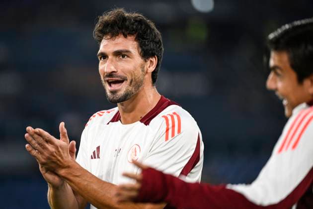 Mats Hummels of AS Roma claps during the warm up of the Europa League football match between AS Roma and Dynamo Kyiv at Olimpico stadium in Rome (Italy), October 24, 2024. AndreaxStaccioli