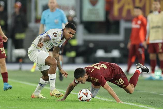 UEFA Europa League phase match day3 AS Roma vs Dynamo Kyiv Dynamo Kyiv s PAN forward Eduardo Guerrero challenges for the ball with Roma™s French midfielder Enzo Le Fee during UEFA Europa League phase match day 3 between AS Roma vs Dynamo Kyiv at Olimpico stadium on October 24, 2024 in Rome, Italy. ABPH0566 Copyright: xAntonioxBalascox