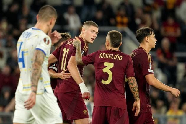 Artem Dovbyk of AS Roma celebrates after scoring on penalty the goal of 1-0 during the Europa League football match between AS Roma and Dynamo Kyiv at Olimpico stadium in Rome (Italy), October 24, 2024. antoniettaxbaldassarre