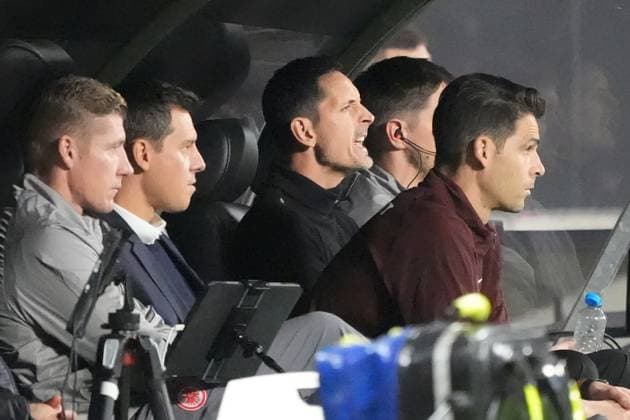 Coach Dino Toppmöller Eintracht Frankfurt on the bench Frankfurt 24 10 2024 Eintracht Frankfurt va Riga FS, Deutsche Bank Park, UEFA Europa League