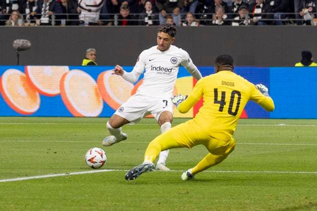 UEFA Europa League Eintracht Frankfurt FC Riga FS, 24 10 2024 Omar Marmoush Eintracht Frankfurt 7 on a great chance that Fabrice Ondoa Rigas FS 40 cannot prevent, Eintracht Frankfurt FC Riga FS, Frankfurt, Deutsche Bank Park, 24 10 2024 Copyright: xBEAUTIFULxSPORTS Gawlikx