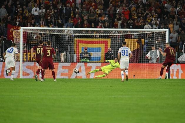Artem Dovbyk of A.S. Roma is scoring the goal of 1-0 during the UEFA Europa League 2024 25 League Phase MD3 match between A.S. Roma and Dynamo Kyiv at Olympic Stadium on October 24, 2024 in Rome, Italy.  Copyright: xDomenicoxCippitelli IPAxSportx x xx IPA_50917777 IPA_Agency_IPA50917777