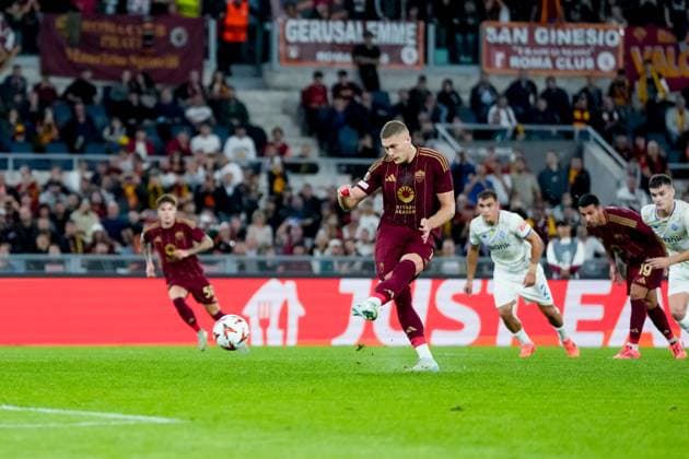 AS Roma v FC Dynamo Kyiv - UEFA Europa League 2024 25 League Phase MD3 Artem Dovbyk of AS Roma scores first goal during the UEFA Europa League 2024 25 League Phase MD3 match between AS Roma and FC Dynamo Kyiv at Stadio Olimpico on October 24, 2024 in Rome, Italy. Rome Stadio Olimpico Rome Italy Copyright: xGiuseppexMaffiax UEL_ROMA-DYNAMO241024_DSC0992