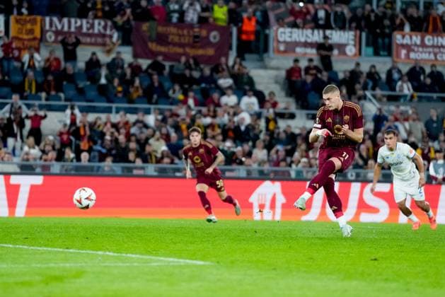 AS Roma v FC Dynamo Kyiv - UEFA Europa League 2024 25 League Phase MD3 Artem Dovbyk of AS Roma scores first goal during the UEFA Europa League 2024 25 League Phase MD3 match between AS Roma and FC Dynamo Kyiv at Stadio Olimpico on October 24, 2024 in Rome, Italy. Rome Stadio Olimpico Rome Italy Copyright: xGiuseppexMaffiax UEL_ROMA-DYNAMO241024_DSC0994