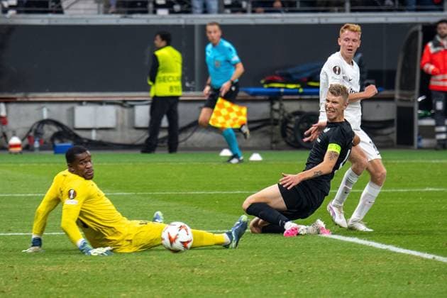 2024 10 24 UEFA Europa League phase Matchday 3 Eintracht Frankfurt Rigas FS v l , goalkeeper, goalkeeper Fabrice Ondoa Rigas FS , Å½iga LipuÅ¡Äek Rigas FS , Hugo Larsson Eintracht Frankfurt scores the goal for 1 0 DFL DFB REGULATIONS PROHIBIT ANY USE OF PHOTOGRAPHS as IMAGE SEQUENCES and or QUASI VIDEO Copyright: JoaquimxFerreira