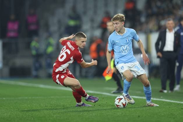 MALMÖ, SWEDEN 20241024 Olympiakos Christos Mouzakitis against Malmös Hugo Bolin during Thursdays Europa League soccer match between Malmö FF and Olympiakos Greece at Eleda Stadium in Malmö MALMÖ SWEDEN x11830x  Copyright: xAndersxBjurö TTx EUROPA LEAGUE: MALMÖ-OLYMPIAKOS