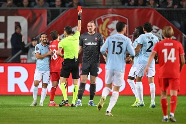 ENSCHEDE - FC Twente goalkeeper Lars Unnerstall (c) receives a red card from referee Nathan Verboomen (cl) during the UEFA Europa League match between FC Twente and S.S. Lazio Roma at Stadion De Grolsch Veste on Oct. 24, 2024 in Enschede, Netherlands. ANP Hollandse Hoogte UEFA Europa League 2024 25 League Phase MD3 2024 25 xVIxANPxSportx xGerritxvanxKeulenxIVx 511744276 originalFilename: 511744276.jpg