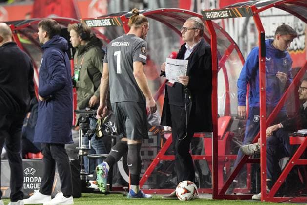 ENSCHEDE - FC Twente goalkeeper Lars Unnerstall leaves the field with red during the UEFA Europa League match between FC Twente and S.S Lazio Roma at Stadion De Grolsch Veste on Oct. 24, 2024 in Enschede, Netherlands. ANP TOBIAS KLEUVER UEFA Europa League 2024 25 xVIxANPxSportx xxANPxIVx 511744492 originalFilename: 511744492.jpg