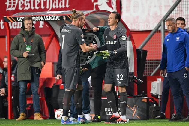 ENSCHEDE - FC Twente goalkeeper Lars Unnerstall (l) leaves the field disappointed after a red card is shown and is replaced by FC Twente goalkeeper Przemyslaw Tyton (r) during the UEFA Europa League match between FC Twente and S.S. Lazio Roma at Stadion De Grolsch Veste on Oct. 24, 2024 in Enschede, Netherlands. ANP Hollandse Hoogte UEFA Europa League 2024 25 League Phase MD3 2024 25 xVIxANPxSportx xGerritxvanxKeulenxIVx 511744609 originalFilename: 511744609.jpg