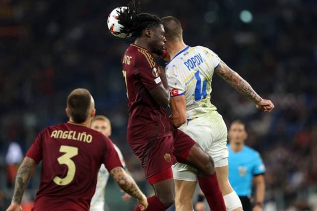 UEFA Europa League - AS Roma vs Dynamo Kiev at Olympic Stadium in Rome on 24th october 2024 Rome, Italy 24.10.2024: Denys Popov of Dynamo Kiev, Manu Kone of Roma during the Uefa Europa League 2024-2025, day 3, football match between AS Roma vs Dynamo Kiev at Olympic Stadium in Rome. Rome Olympic italy italy Copyright: xmarcoxiacobucci