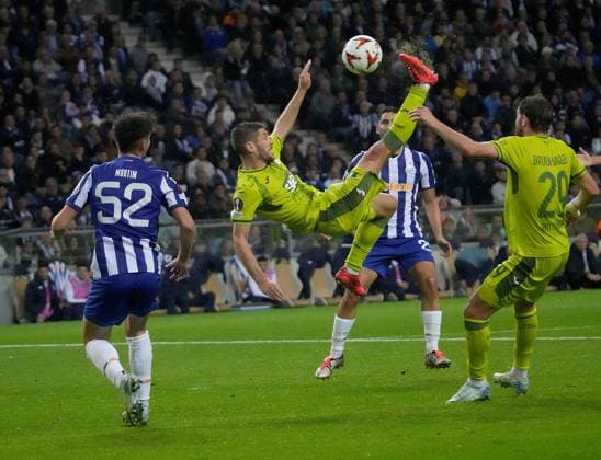 24 10 2024, Estadio Do Dragao, Porto, PRT, UEFA Europa League, FC Porto vs Hoffenheim , in the picture overhead kick by Andrej Kramaric Hoffenheim Photo by Hasan Bratic DeFodi Images not used in POL SRB CRO FRA GBR NED ITA USA Defodi 506 20241024 hbr 2458 Defodi-506 not used in POL SRB CRO FRA GBR NED ITA