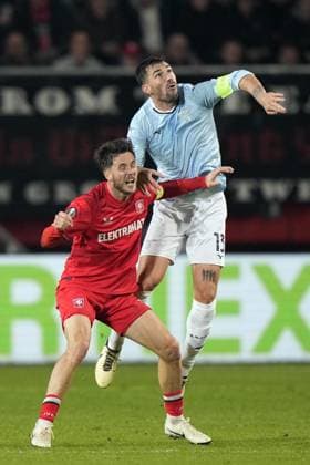 ENSCHEDE - (l-r) Ricky van Wolfswinkel of FC Twente, Alessio Romagnoli of SS Lazio during the UEFA Europa League match between FC Twente and S.S Lazio Roma at Stadion De Grolsch Veste on Oct. 24, 2024 in Enschede, Netherlands. ANP TOBIAS KLEUVER UEFA Europa League 2024 25 xVIxANPxSportx xxANPxIVx 511752675 originalFilename: 511752675.jpg