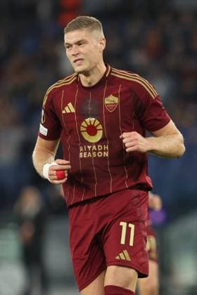 CALCIO - UEFA Europa League - AS Roma vs FC Dynamo Kyiv Rome, Italy 24.10.2024: Artem Dovbyk of Roma score the goal penalty and celebrate with the team during the Uefa Europa League 2024-2025, day 3, football match between AS Roma vs Dynamo Kiev at Olympic Stadium in Rome. Rome Italy  Copyright: xIPAxSport ABACAx