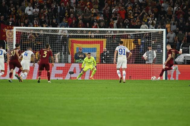 CALCIO - UEFA Europa League - AS Roma vs FC Dynamo Kyiv Artem Dovbyk of A.S. Roma is scoring the goal of 1-0 during the UEFA Europa League 2024 25 League Phase MD3 match between A.S. Roma and Dynamo Kyiv at Olympic Stadium on October 24, 2024 in Rome, Italy. Rome Italy  Copyright: xIPAxSport ABACAx