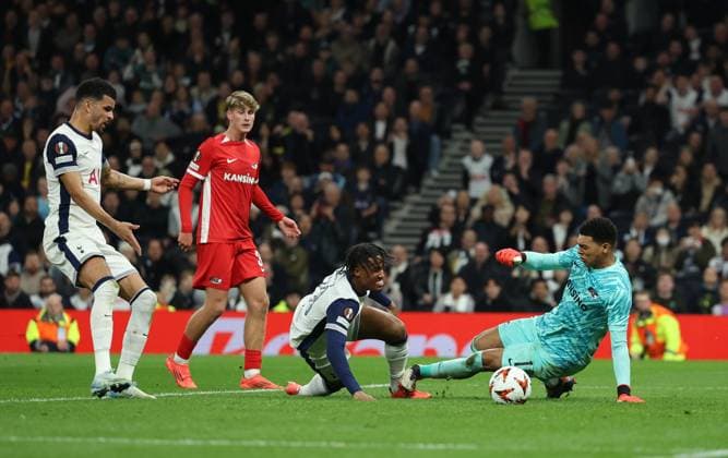 London, England, 24th October 2024. Wilson Odobert of Tottenham Hotspur is challenged by Rome-Jayden Owusu-Oduro of AZ Alkmaar as he has a shot on goal which goes wide of the post during the UEFA Europa League match at the Tottenham Hotspur Stadium, London. Picture credit should read: Paul Terry Sportimage EDITORIAL USE ONLY. No use with unauthorised audio, video, data, fixture lists, club league logos or live services. Online in-match use limited to 120 images, no video emulation. No use in betting, games or single club league player publications. SPI-3406-0032