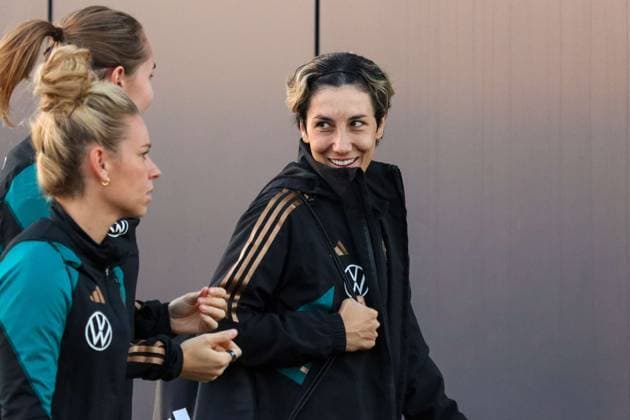 Hounslow , England 24 October 2024 Football womens national team international final training Germany In the picture from left Linda Dallmann Germany , Sydney Lohmann Germany and Sara Doorsoun Germany TSG Elite Training Centre Copyright: xFotostandx xFantinix