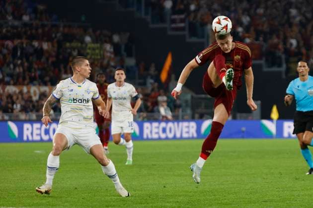 A.S. Roma v Dynamo Kyiv - UEFA Europa League 2024 25 League Phase MD3 Roma s Artem Dovbyk controls the ball during the UEFA Europa League 2024 25 League Phase MD3 match between AS Roma and FC Dynamo Kyiv at Stadio Olimpico in Rome, Italy, on October 24, 2024. Rome Italy  Copyright: xCiroxDexLucax originalFilename:deluca-romavdyn241024_npx0T.jpg