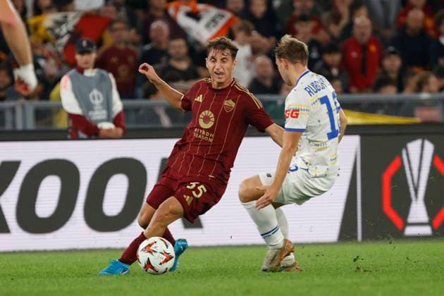 A.S. Roma v Dynamo Kyiv - UEFA Europa League 2024 25 League Phase MD3 Tommaso Baldanzi of Roma controls the ball during the UEFA Europa League 2024 25 League Phase MD3 match between AS Roma and FC Dynamo Kyiv at Stadio Olimpico in Rome, Italy, on October 24, 2024 Rome Italy  Copyright: xCiroxDexLucax originalFilename:deluca-romavdyn241024_npaGf.jpg
