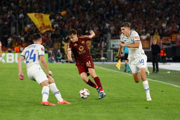 A.S. Roma v Dynamo Kyiv - UEFA Europa League 2024 25 League Phase MD3 Niccolo Pisilli controls the ball during the UEFA Europa League 2024 25 League Phase MD3 match between AS Roma and FC Dynamo Kyiv at Stadio Olimpico in Rome, Italy, on October 24, 2024. Rome Italy  Copyright: xCiroxDexLucax originalFilename:deluca-romavdyn241024_npqbM.jpg