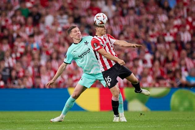 October 24, 2024, Bilbao, Vizcaya, SPAIN: Lukas Provod of SK Slavia Prague competes for the ball with Inigo Ruiz de Galarreta of Athletic Club during the Europa League match between Athletic Club and SK Slavia Prague at San Mames on October 24, 2024, in Bilbao, Spain. Bilbao SPAIN - ZUMAa181 20241024_zaa_a181_103 Copyright: xRicardoxLarreinax