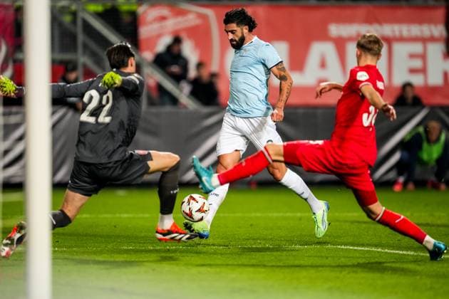 ENSCHEDE, NETHERLANDS - OCTOBER 24: Samuel Gigot of SS Lazio is challenged by FC Twente goalkeeper Przemyslaw Tyton and Max Bruns of FC Twente during the UEFA Europa League 2024 25 League Phase MD3 match between FC Twente and S.S. Lazio at FC Twente Stadium on October 24, 2024 in Enschede, Netherlands. (Photo by Rene Nijhuis)  Copyright: xRenexNijhuis