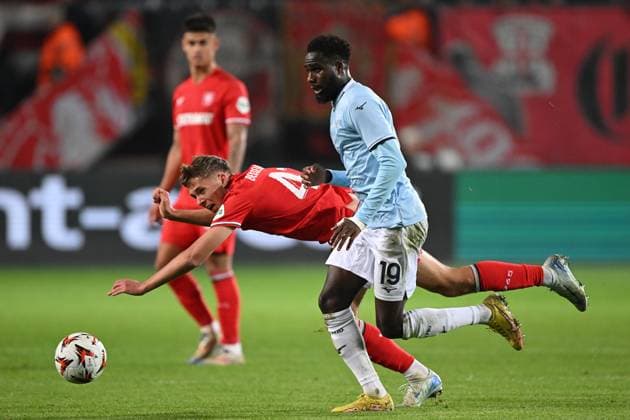 ENSCHEDE - (l-r), Gijs Besselink of FC Twente, Boulaye Dia of SS Lazio during the UEFA Europa League match between FC Twente and S.S. Lazio Roma at Stadion De Grolsch Veste on Oct. 24, 2024 in Enschede, Netherlands. ANP Hollandse Hoogte UEFA Europa League 2024 25 League Phase MD3 2024 25 xVIxANPxSportx xGerritxvanxKeulenxIVx 511751809 originalFilename: 511751809.jpg