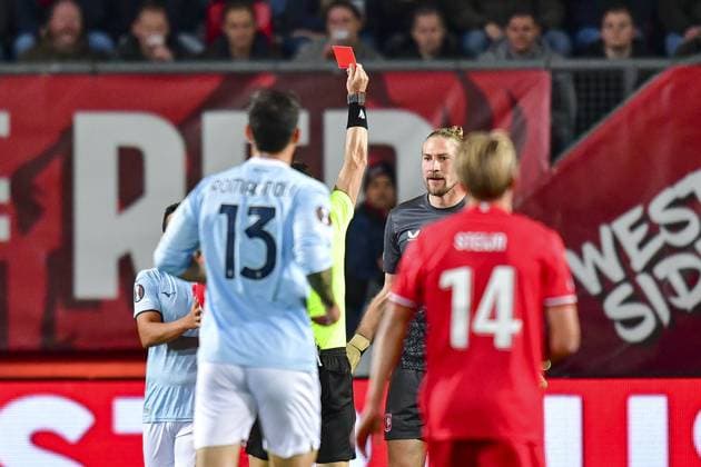 ENSCHEDE, Stadium Grolsch Veste, 24-10-2024 , season 2024 2025, Europa League FC Twente goalkeeper Lars Unnerstall get a red card from referee Nikola Dabanovic during the match Twente - Lazio Roma Twente - Lazio Roma  x26553980x Copyright: