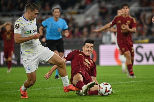 Kostyantyn Vivcharenko of Dynamo Kyiv and Eldor Shomurodov of A.S. Roma in action during the UEFA Europa League 2024 25 League Phase MD3 match between A.S. Roma and Dynamo Kyiv at Olympic Stadium on October 24, 2024 in Rome, Italy.  Copyright: xDomenicoxCippitelli IPAxSportx x xx IPA_50919635 IPA_Agency_IPA50919635