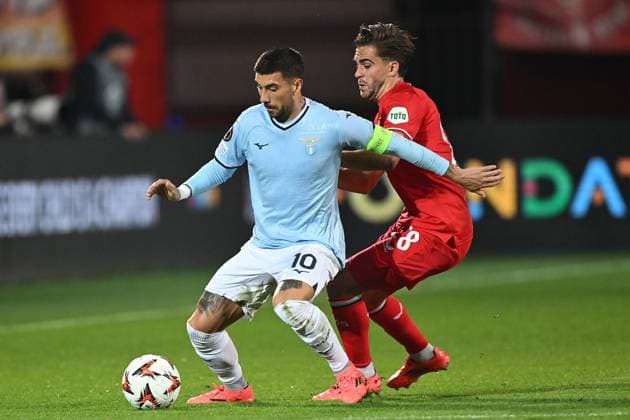 ENSCHEDE - (l-r), Mattia Zaccagni of SS Lazio, Bart van Rooij of FC Twente during the UEFA Europa League match between FC Twente and S.S. Lazio Roma at Stadion De Grolsch Veste on Oct. 24, 2024 in Enschede, Netherlands. ANP Hollandse Hoogte UEFA Europa League 2024 25 League Phase MD3 2024 25 xVIxANPxSportx xGerritxvanxKeulenxIVx 511746922 originalFilename: 511746922.jpg