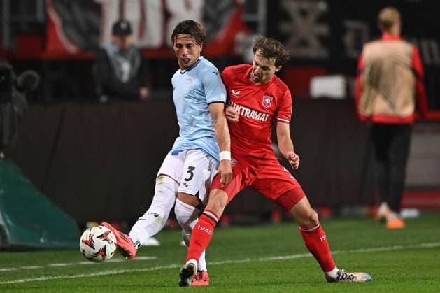 ENSCHEDE - (l-r), Luca Pellegrini of SS Lazio, Youri Regeer of FC Twente during the UEFA Europa League match between FC Twente and S.S. Lazio Roma at Stadion De Grolsch Veste on Oct. 24, 2024 in Enschede, Netherlands. ANP Hollandse Hoogte UEFA Europa League 2024 25 League Phase MD3 2024 25 xVIxANPxSportx xGerritxvanxKeulenxIVx 511749986 originalFilename: 511749986.jpg