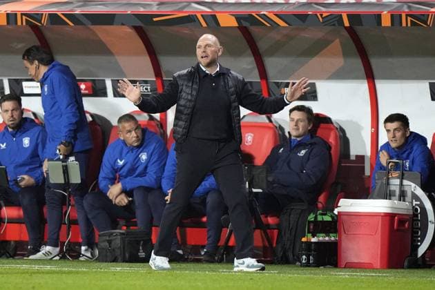 ENSCHEDE - FC Twente coach Joseph Oosting during the UEFA Europa League match between FC Twente and S.S Lazio Roma at Stadion De Grolsch Veste on Oct. 24, 2024 in Enschede, Netherlands. ANP TOBIAS KLEUVER UEFA Europa League 2024 25 xVIxANPxSportx xxANPxIVx 511751429 originalFilename: 511751429.jpg