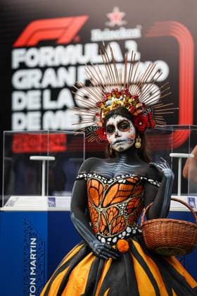 Sport Bilder des Tages illustration, girl with typical mexican make up and costume during the Formula 1 Gran Premio de la Ciudad de Mexico 2024, 20th round of the 2024 Formula One World Championship, WM, Weltmeisterschaft from October 25 to 27, 2024 on the Autodromo Hermanos Rodriguez, in Mexico City, Mexico - F1 - MEXICO CITY GRAND PRIX 2024 DPPI Panoramic  241024_R20_MESSICO_DP_AV3_2821