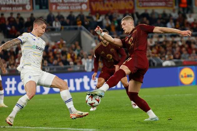October 24, 2024, Rome, Lazio, Italy: RomaÃ¢â‚¬â ¢s Artem Dovbyk is challenged by Dynamo Kyiv s Denys Popov during the UEFA Europa League 2024 25 League Phase MD3 match between AS Roma and FC Dynamo Kyiv at Stadio Olimpico on October 24, 2024 in Rome, Italy Rome Italy - ZUMAl131 20241024_zsp_l131_038 Copyright: xCiroxDexLucax