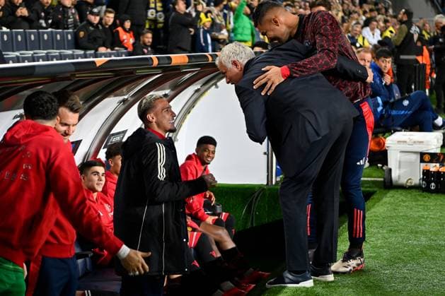 Antony of Manchester United, ManU (L), Fenerbahce S.K. head coach Josà Mourinho (centre) and Casemiro of Manchester United (R) Fenerbahce v Manchester United, UEFA Europa League, Group Stage, Football, Sukru Saracoglu Stadium, Istanbul, Turkey, 24 Oct 2024 EDITORIAL USE ONLY No use with unauthorised audio, video, data, fixture lists, club league logos or live services. Online in-match use limited to 120 images, no video emulation. No use in betting, games or single club league player publications. Copyright: xAlexxNicodim Shutterstockx 14801667hb
