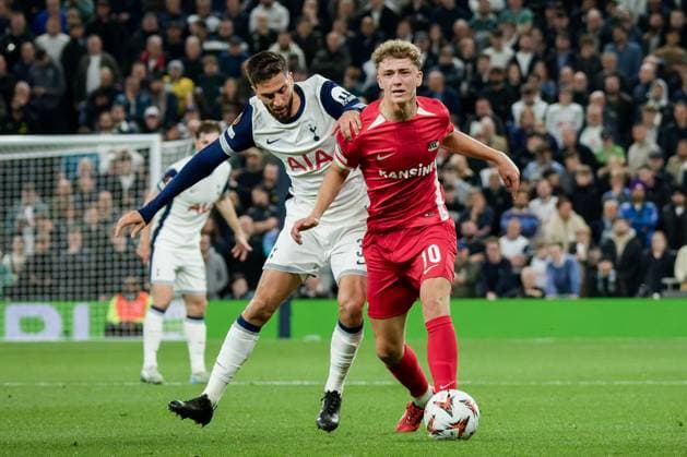 London, England, October 24 2024: Rodrigo Bentancur (30 Tottenham Hotspur) and Sven Mijnans (10 AZ Alkmaar) in action during the UEFA Europa League game between Tottenham Hotspur and AZ Alkmaar at Tottenham Hotspur Stadium in London, England. (Pedro Porru SPP) Copyright: xPedroxPorrux xSPPx spp-en-PePoSp-4F8A2144_DxO