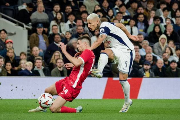 London, England, October 24 2024: Richarlison (9 Tottenham Hotspur) and Kristijan Belic (14 AZ Alkmaar) in action during the UEFA Europa League game between Tottenham Hotspur and AZ Alkmaar at Tottenham Hotspur Stadium in London, England. (Pedro Porru SPP) Copyright: xPedroxPorrux xSPPx spp-en-PePoSp-4F8A2206_DxO