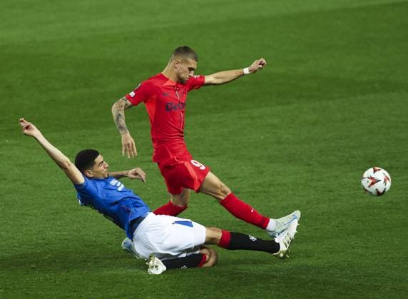 Leon Balogun of Rangers in action with Daniel Birligea of FCSB during the Europa League group phase match at Ibrox Stadium, Glasgow. Rangers v FCSB, UEFA Europa League, Group Stage, Football, Ibrox Stadium, Glasgow, Scotland, UK, 24 Oct 2024 EDITORIAL USE ONLY No use with unauthorised audio, video, data, fixture lists, club league logos or live services. Online in-match use limited to 120 images, no video emulation. No use in betting, games or single club league player publications. Copyright: xLukexNickerson RangersxFC Shutterstockx 14816728ae