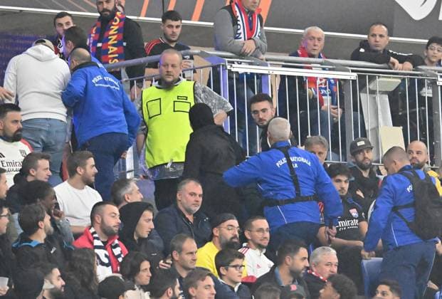 Un supporter de besiktas se fait sortir par la police FOOTBALL: Olympique Lyonnais vs Besiktas - 24 10 2024 FredericChambert Panoramic 