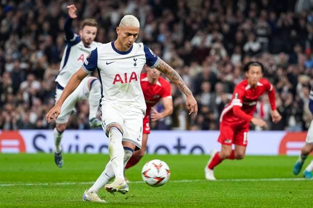 2024-10-24 Tottenham Hotspur v AZ Alkmaar - UEFA Europa League 2024 25 League Phase MD3 LONDON, ENGLAND - OCTOBER 24: Richarlison of Tottenham Hotspurs shoots the ball during a UEFA Europa League 2024 25 League Phase MD3 match between Tottenham Hotspur and AZ Alkmaar at Tottenham Hotspur Stadium on October 24, 2024 in London, England. London Tottenham Hotspur Stadium England Content not available for redistribution in The Netherlands directly or indirectly through any third parties. Copyright: xJanxMulderx