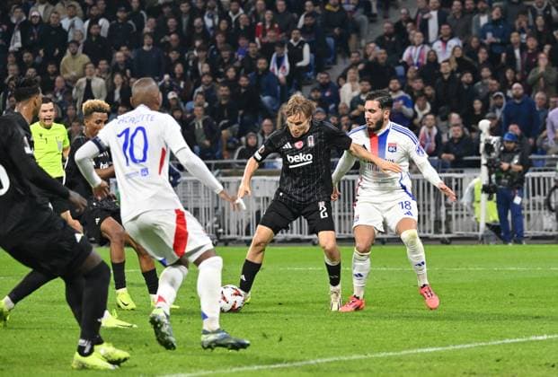 Rayan Cherki (lyon) vs Jonas Svensson (besiktas) FOOTBALL: Olympique Lyonnais vs Besiktas - 24 10 2024 FredericChambert Panoramic 