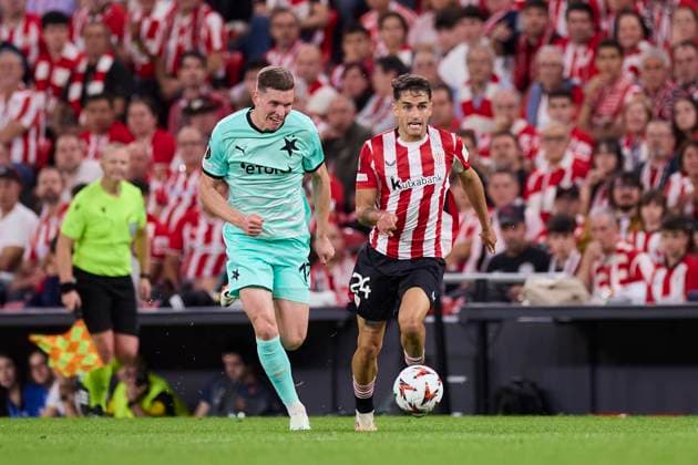 October 24, 2024, Bilbao, Vizcaya, SPAIN: Lukas Provod of SK Slavia Prague competes for the ball with Benat Prados of Athletic Club during the Europa League match between Athletic Club and SK Slavia Prague at San Mames on October 24, 2024, in Bilbao, Spain. Bilbao SPAIN - ZUMAa181 20241024_zaa_a181_215 Copyright: xRicardoxLarreinax